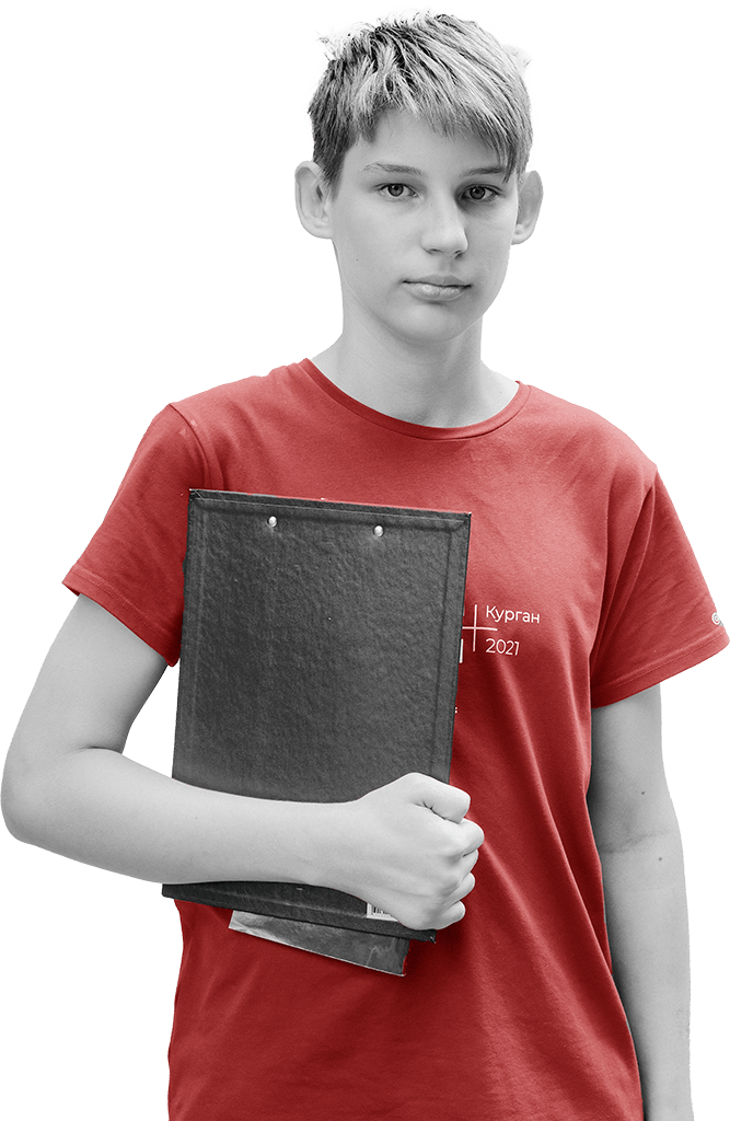Мальчик в красной футболке с папкой