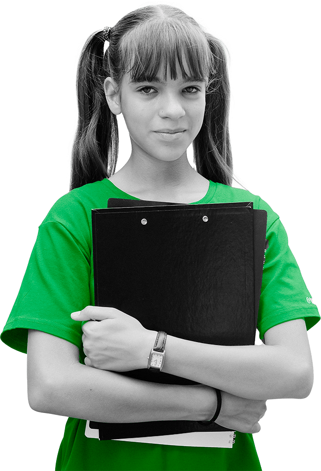 Девочка в зелёной футболке с двумя хвостиками держит папку и улыбается