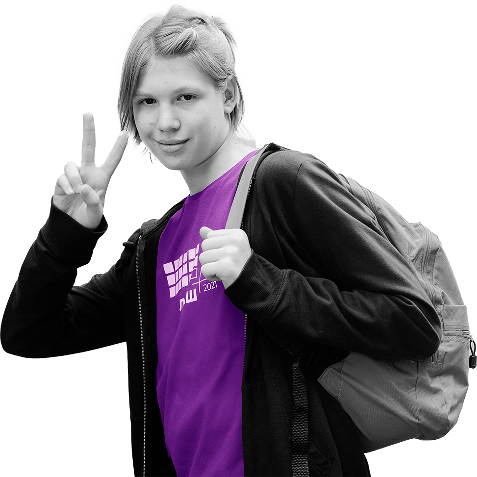Девочка в фиолетовой футболке и рюкзаком улыбается и показывает знак peace